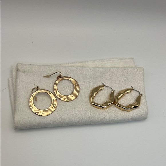 Gold-tone Textured Classic Hoop Earrings Qty 2 Unsigned - Picture 10 of 10